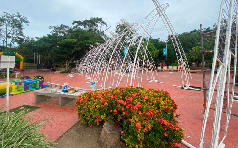 Foto del parque de Repelón con luces navideña encendidas