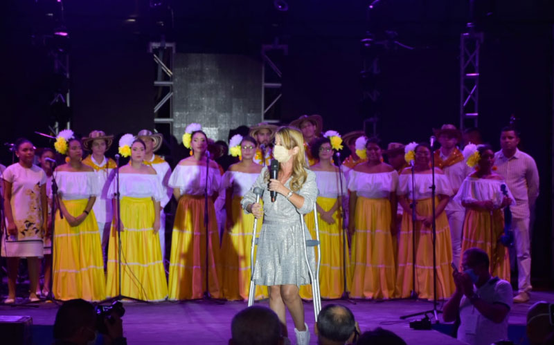 Fotografía de gobernadora Elsa Noguera en Plaza de Puerto Colombia