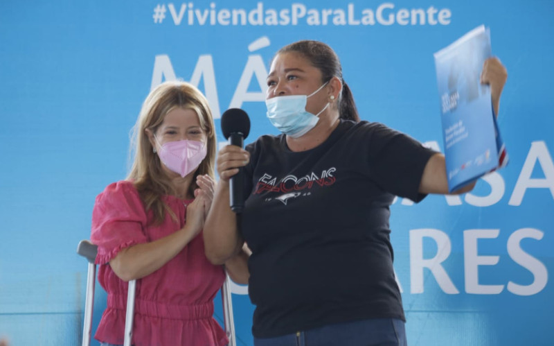 Fotografía Gobernadora Elsa Noguera con beneficiaria de titulo de vivienda