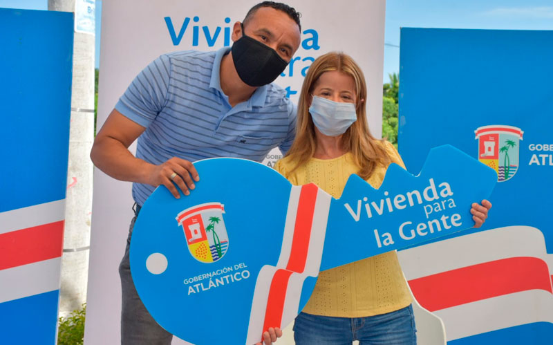 Fotografía Gobernadora Elsa Noguera entregando llave simbólica de casa a un beneficiario del subsidio de vivienda