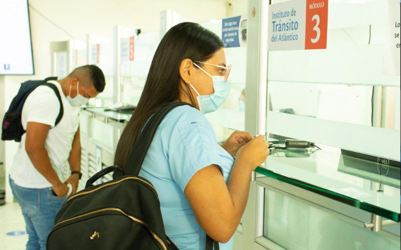 Fotografia usuarios pagando impuestos en oficinas del Transito departamental