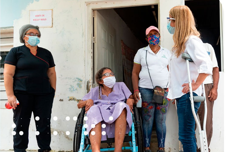 Fotografia Gobernadora con beneficiarios del las ayudas