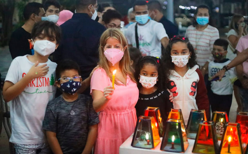 foto gobernadota Elsa Noguera con Niños encendiendo velitas en Plaza de la Paz
