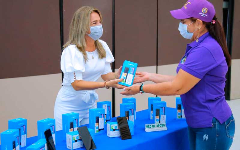 Gobernación del Atlántico entregó equipos de telecomunicaciones a redes de apoyo de mujeres