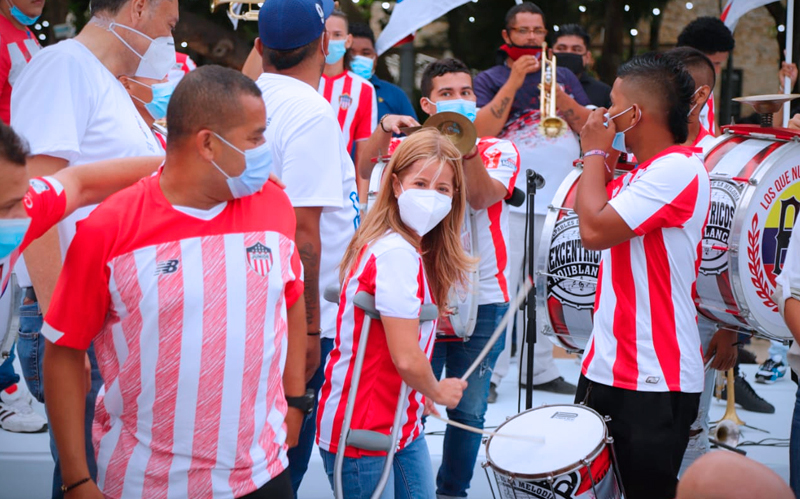 Gobernadora del Atlántico entregó 'trompetas de la paz' a barristas del Junior por una sana convivencia