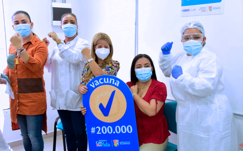 Gobernadora acompañó la aplicación de la vacuna número 200 mil contra el Covid-19 en el Atlántico