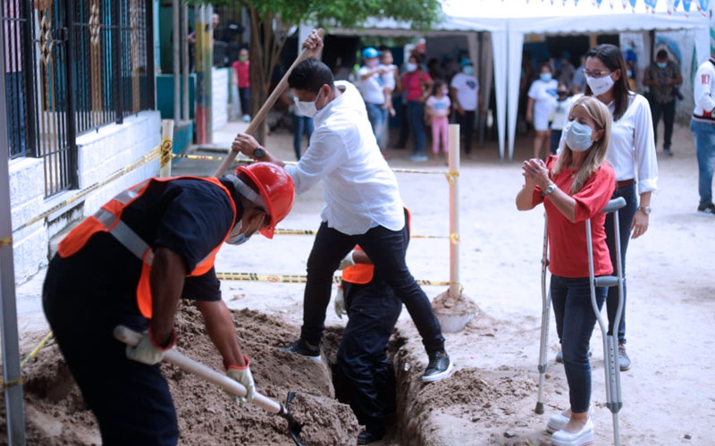 Fotografia de trabajadores en las redes de acueducto en las calles e Malambo