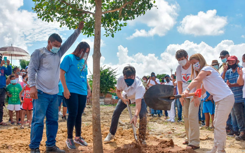 Gobernadora Elsa sembrando primer árbol del parque