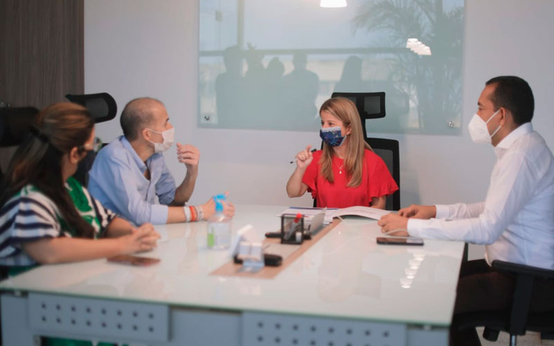 Foto de la gobernadora, Elsa Noguera, recibiendo la noticia de la donación de un terreno de 4.800 metros cuadrados por parte del Grupo Argos