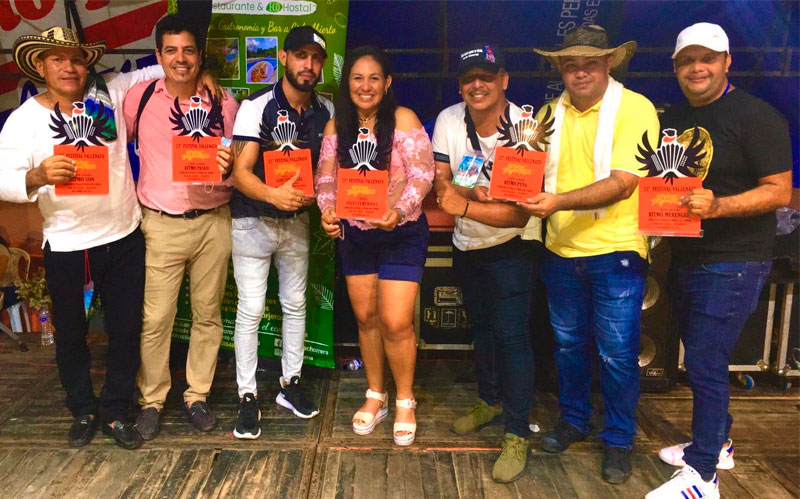 Fotografía de ganadores con trofeos del festival Condor lLgendario
