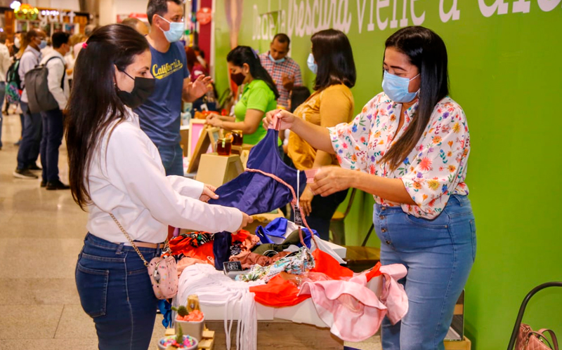 Fotografía de mujer comprando en centro comercial