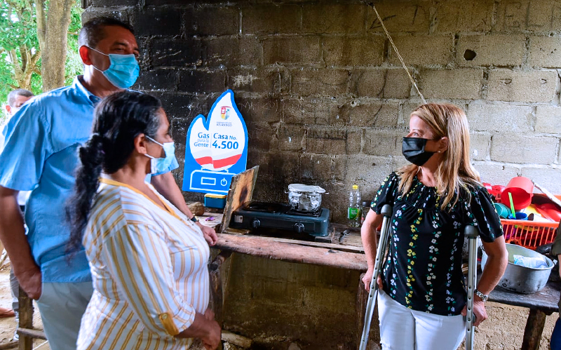 Fotografía de Gobernadora Elsa Noguera con beneficiarios del Programa Gas Para La Gente