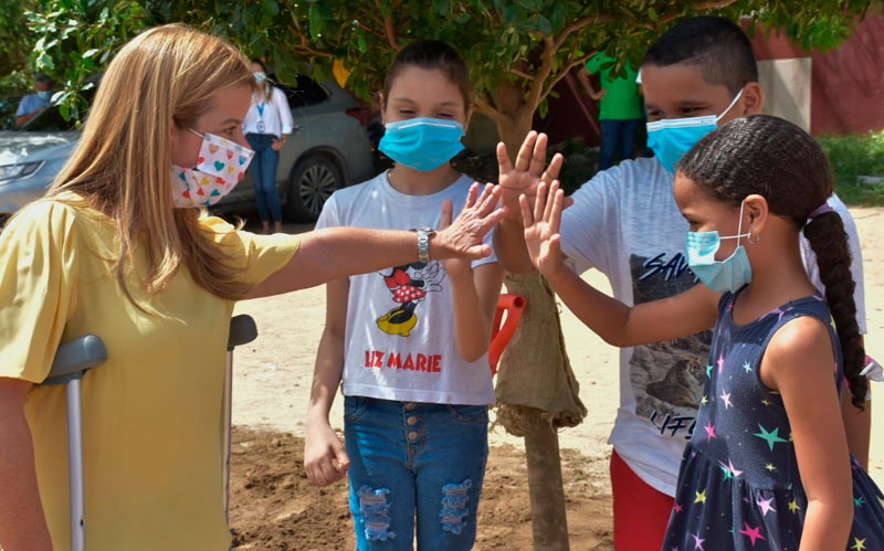 Fotografia Gobrnadora Elsa Noguera Con niños en zona de San Isidro