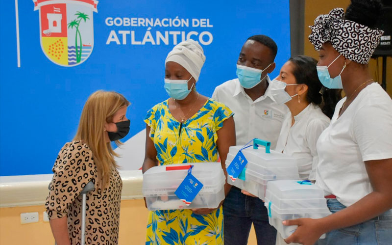 Fotografía de La Gobernadora con un grupo étnico del Atlántico