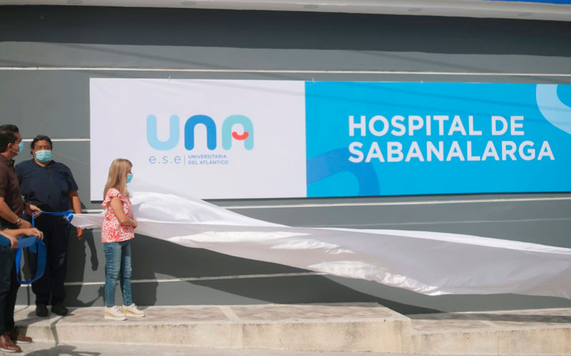 Foto gobernadora, Elsa Noguera, develando nueva imagen de UNA en Sabanalarga