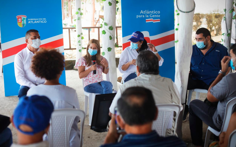 Fotografía de la Gobernadora Elsa Noguera con Comunidad de Santa Verónica
