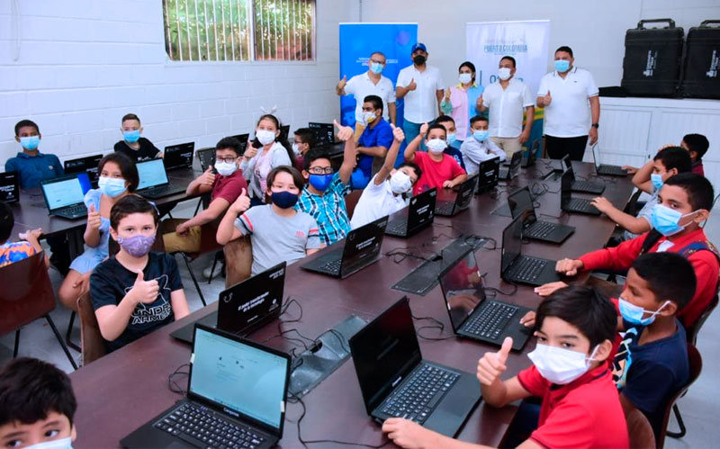 Foto de niños en capacitación de video juegos en Puerto Colombia