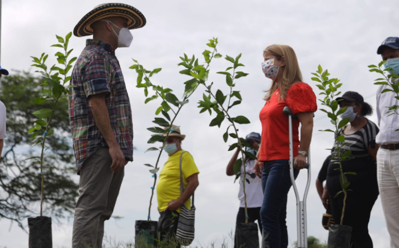 Foto Campesino y Gobernadora Elsa Noguera