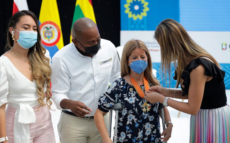 Fotografía Gobernadora Elsa Noguera recibiendo condecoración