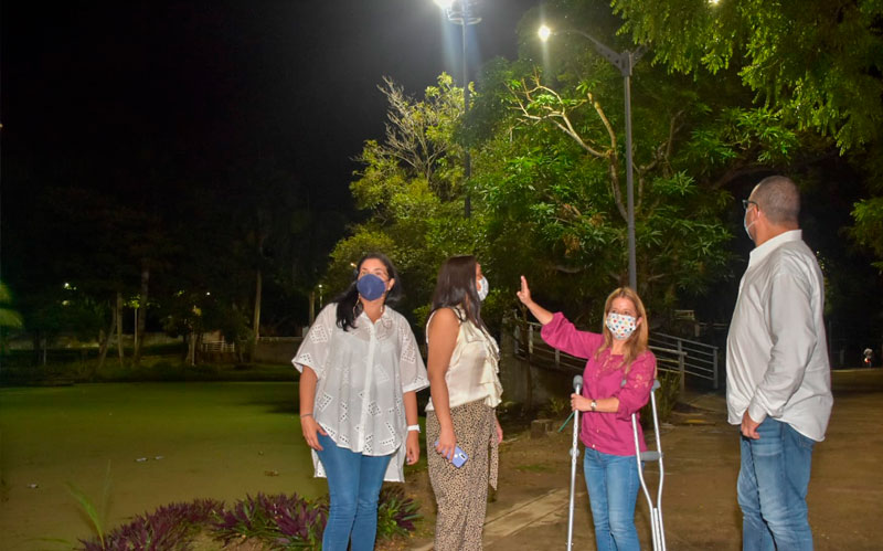 Fotografia de la Gobernadora Elsa Noguera y alcalde de Baranoa viendo las Luces instaladas en parque