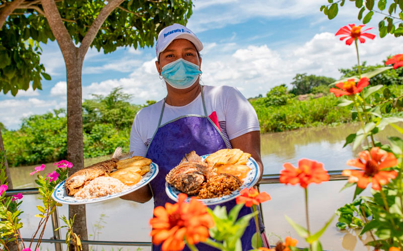 Foto de Participante con dos platos de pescado