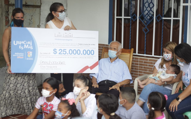 Foto de Tomás Urueta y Gobernadora Elsa Noguera