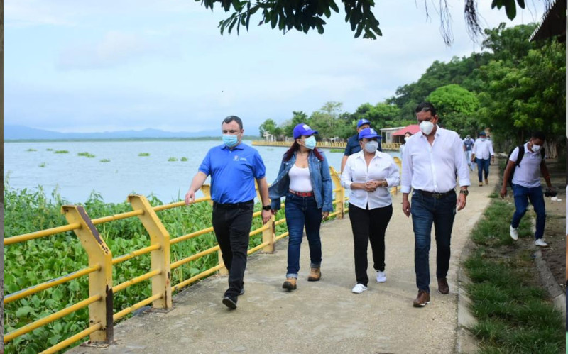Fotografía recorrido por el embalse El Guájaro funcionarios de la Gobernación del Atlántico