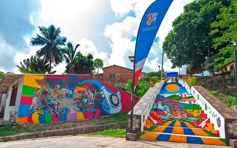 Fotografía de escaleras y mural en Usiacurí pintados por Pintuco