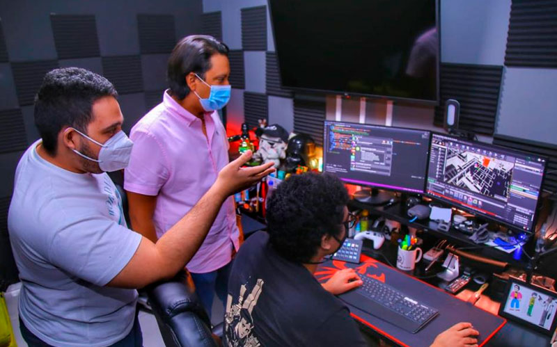 Fotografía Secretario de las Tic Juan Carlos De La Cruz visitando estudio de video juegos
