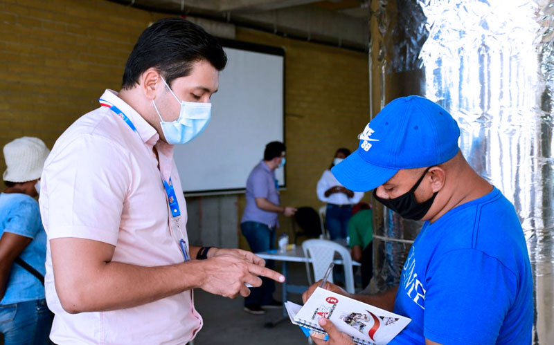 Fotografía participante a la capacitación recibe asesoría