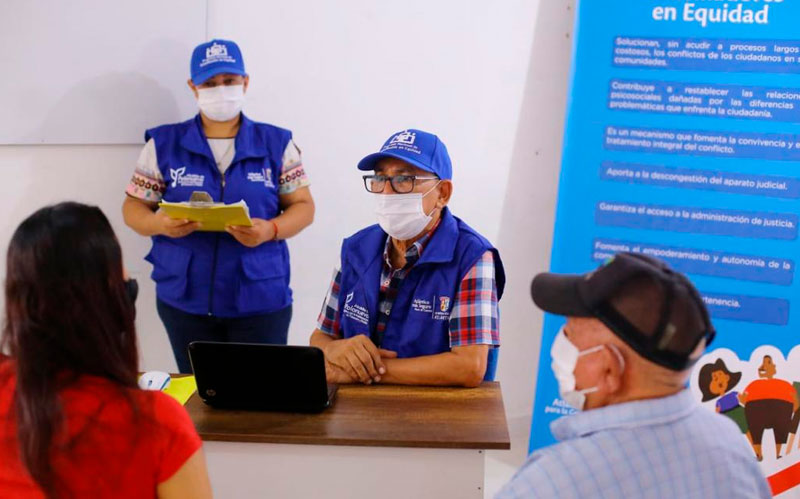 Fotografia Conciliadores del departamento del Atlántico atendiendo usuarios