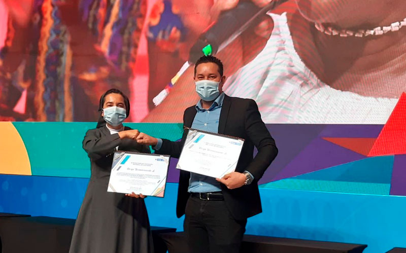 Fotografía de la coordinadora de la Escuela Normal de Fátima, Sor Lísber Arnoris Zuluaga recibiendo la distinción