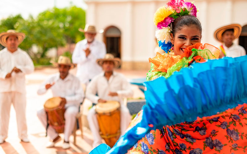 Foto de Bailadora de Cumbia acompañada de grupo de millos