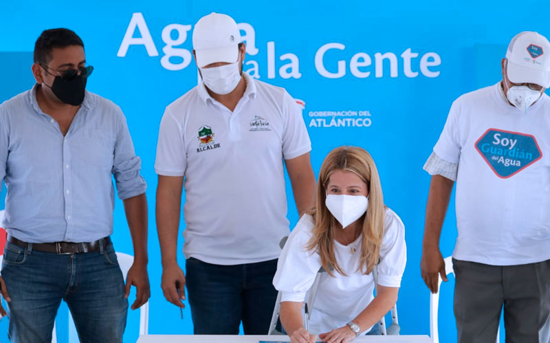 Foto de la gobernadora y alcalde beneficiado con el Plan departamental de agua