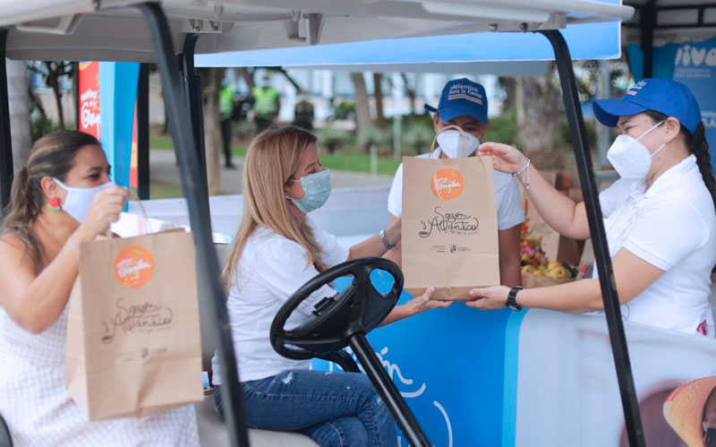 Foto gobernadora, Elsa Noguera, realizando el primer pedido de las delicias del Festival de la Guayaba