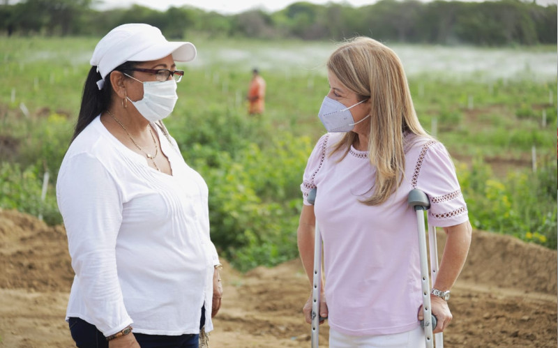 Fotografía de la Gobernadora Elsa Noguera con esposa del dueño de cultivo de limón
