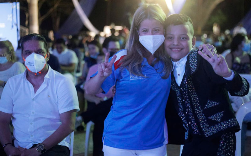 Foto joven Ganador con la Gobernadora Elsa Noguera