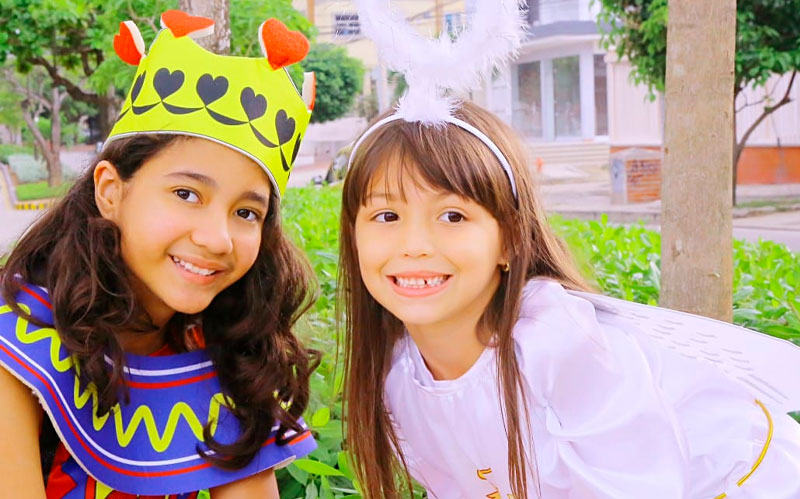 Foto de dos niñas disfrazadas