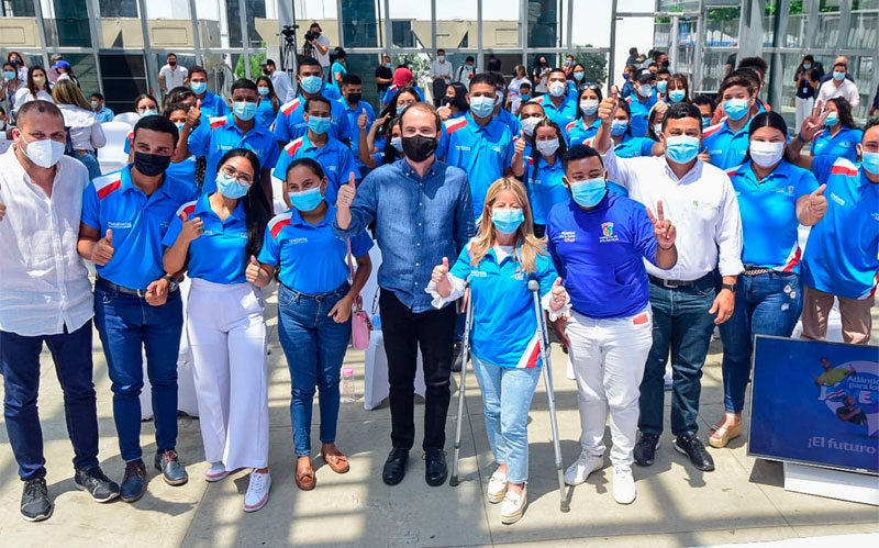 Foto de un grupo de jóvenes con la gobernadora Elsa Noguera