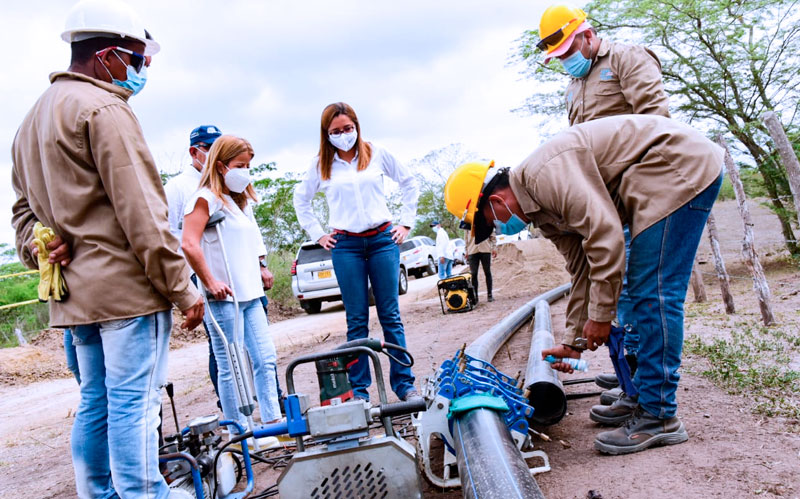 Fotografía Gobernadora Elsa Noguera inspeccionando trabajos de acueducto