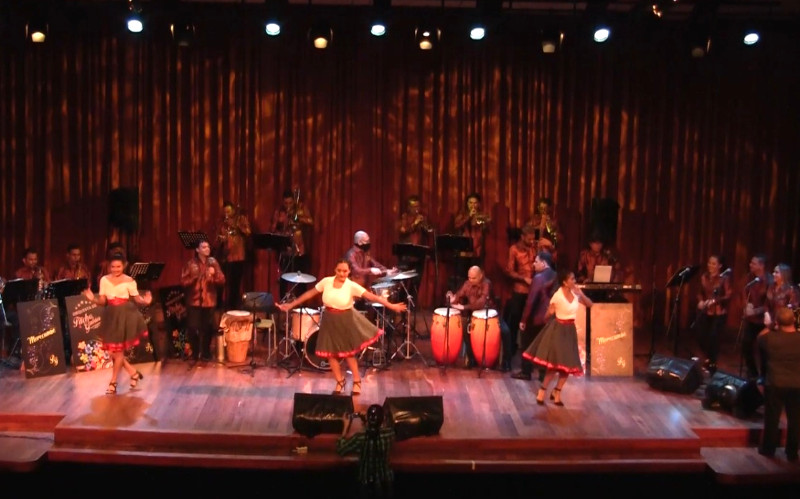 Foto de orquesta en teatro participando DEL FESTIVAL DEL MERECUMBE