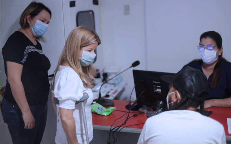 Foto de joven beneficiario con Gobernadora Elsa Noguera
