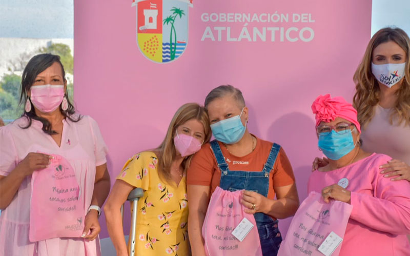 foto beneficiaras de prótesis mamarias con Gobernadora