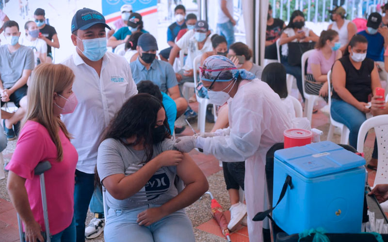 Foto enfermera vacunando a joven en presencia de la Gobernadora Elsa Noguera