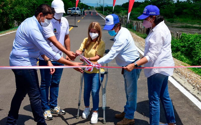 Gobernadora del Atlántico entregó obras de infraestructura vial y salud en Santa Lucía