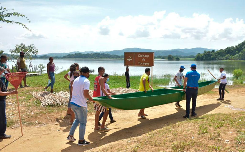 Fotografia perosnas benefiiadas con el proyecto recibiendo una canoa en