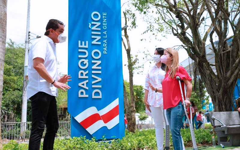 Foto Gobernadora Elsa Noguera en el parque Divino Niño