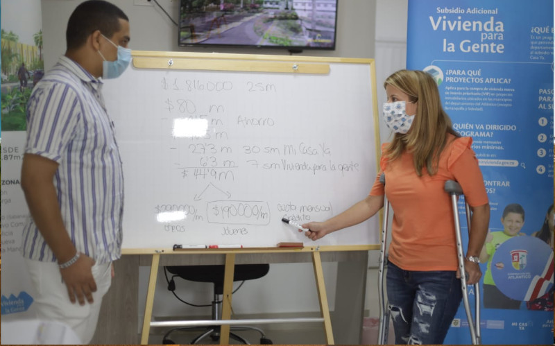 Foto Gobernadora Elsa Noguera explicando en el tablero los beneficios