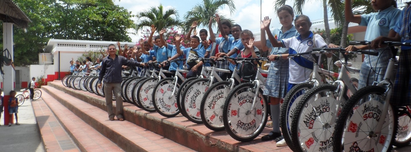 Niños de zonas rurales con bicicletas para movilizarse a clases