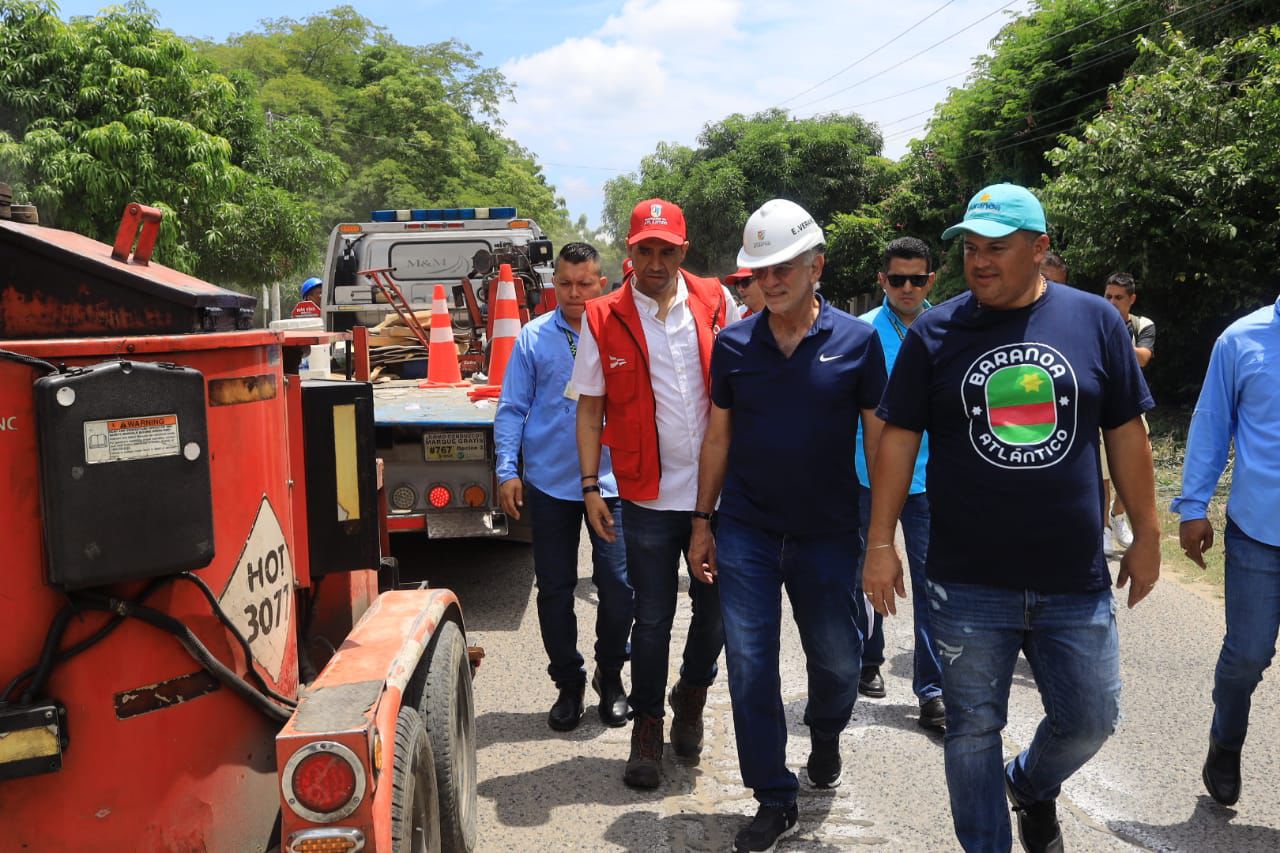 Gobernador Eduardo Verano junto al alcalde de Baranoa Edinson Palma visitando el inicio de la ejecución del Plan Vial 